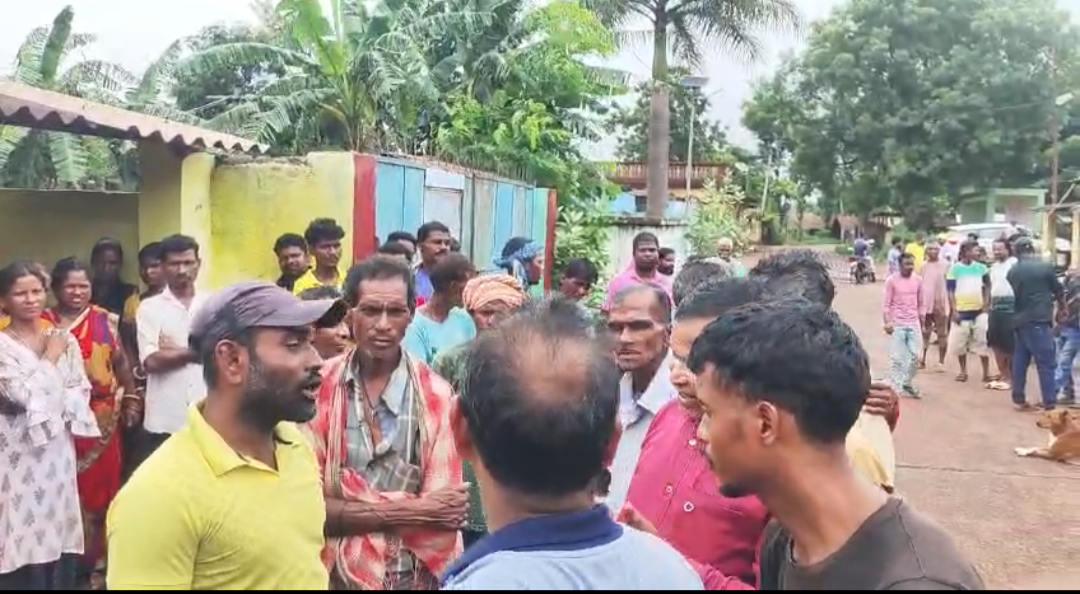 ଗ୍ରାମ ମଝିରେ ମଦ ଦୋକାନକୁ ବିରୋଧ କରିଛନ୍ତି ଶତାଧିକ ଗ୍ରାମବାସୀ