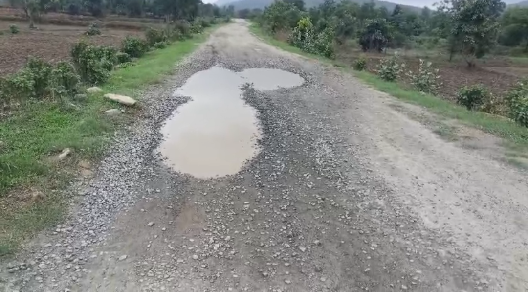 ବୈଜଳ ପୁର ରୁ ସୁକ୍ନିମୁଣ୍ଡା ରାସ୍ତା ବିପଦ ସମ୍ମୁଖୀନ ଥିବାରୁ, ସାଧାରଣ ଲୋକଙ୍କ ଅଭିଯୋଗ