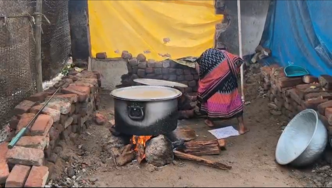 ଚିତାମୁଣ୍ଡା ସ୍କୁଲରେ ପଲିଥିନ ତଳେ ଚାଲିଛି ମଧ୍ୟାହ୍ନ ଭୋଜନ ରୋଷେଇ