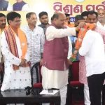 ବିଜେଡିକୁ କଳାହାଣ୍ଡିରେ ବଡ଼ ଝଟକା: ପୁଷ୍ପେନ୍ଦ୍ର ସିଂହଦେଓଙ୍କ ସହ ଶତାଧିକ କର୍ମୀ ବିଜେପିରେ ସାମିଲ