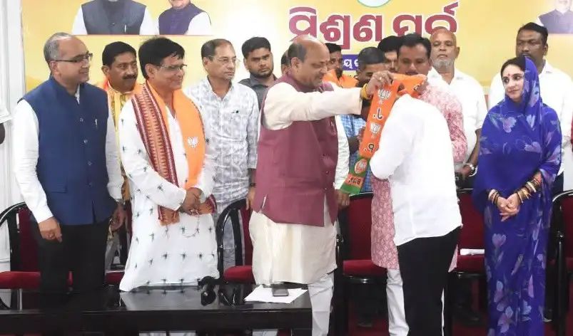 ବିଜେଡିକୁ କଳାହାଣ୍ଡିରେ ବଡ଼ ଝଟକା: ପୁଷ୍ପେନ୍ଦ୍ର ସିଂହଦେଓଙ୍କ ସହ ଶତାଧିକ କର୍ମୀ ବିଜେପିରେ ସାମିଲ