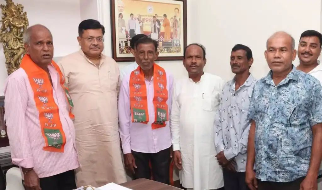 ଚିଲିକାରେ ବିଜେଡିକୁ ଝଟକା, ବିଜେପିରେ ସାମିଲ ହେଲେ ଆଉ ଦୁଇ ବରିଷ୍ଠ ନେତା