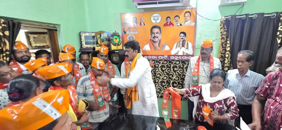 କାଙ୍ଗୁଲା ବେନ୍ତପୁରରେ ବିଜେଡିକୁ ଝଟକା ନିଲୁ ଭାଇଙ୍କ ଉପସ୍ଥିତିରେ ବିଜେପିରେ ମିଶିଲେ ବହୁ ନେତା ଓ କର୍ମୀ