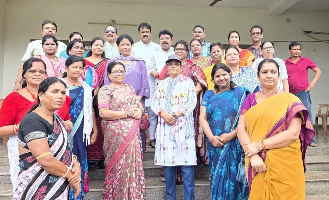 ଅନୁଗୋଳ ବିଜେପି କାର୍ଯ୍ୟାଳୟରେ ରକ୍ଷାବନ୍ଧନ ଉତ୍ସବ, ନେତାଙ୍କ ହାତରେ ରାକ୍ଷୀ ବାନ୍ଧିଲେ ମହିଳା କର୍ମକର୍ତ୍ତା