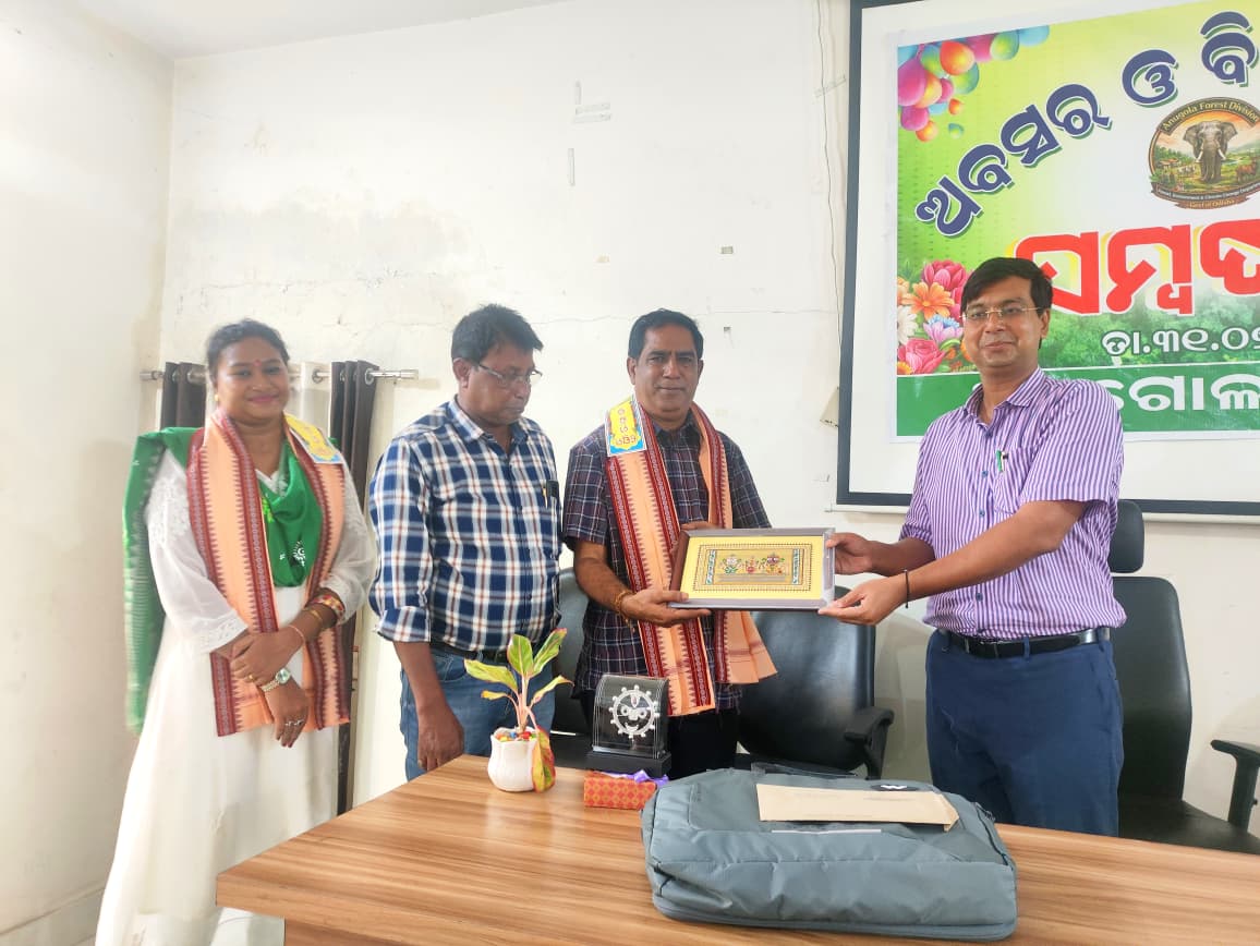 ଦୀର୍ଘ ବର୍ଷର ସେବା ପରେ ଅବସର ନେଲେ ଅନୁଗୋଳ ବନ ବିଭାଗର ମୁଖ୍ୟ କିରାଣୀ ଦିଲ୍ଲୀପ କୁମାର ପାଣିଗ୍ରାହୀ