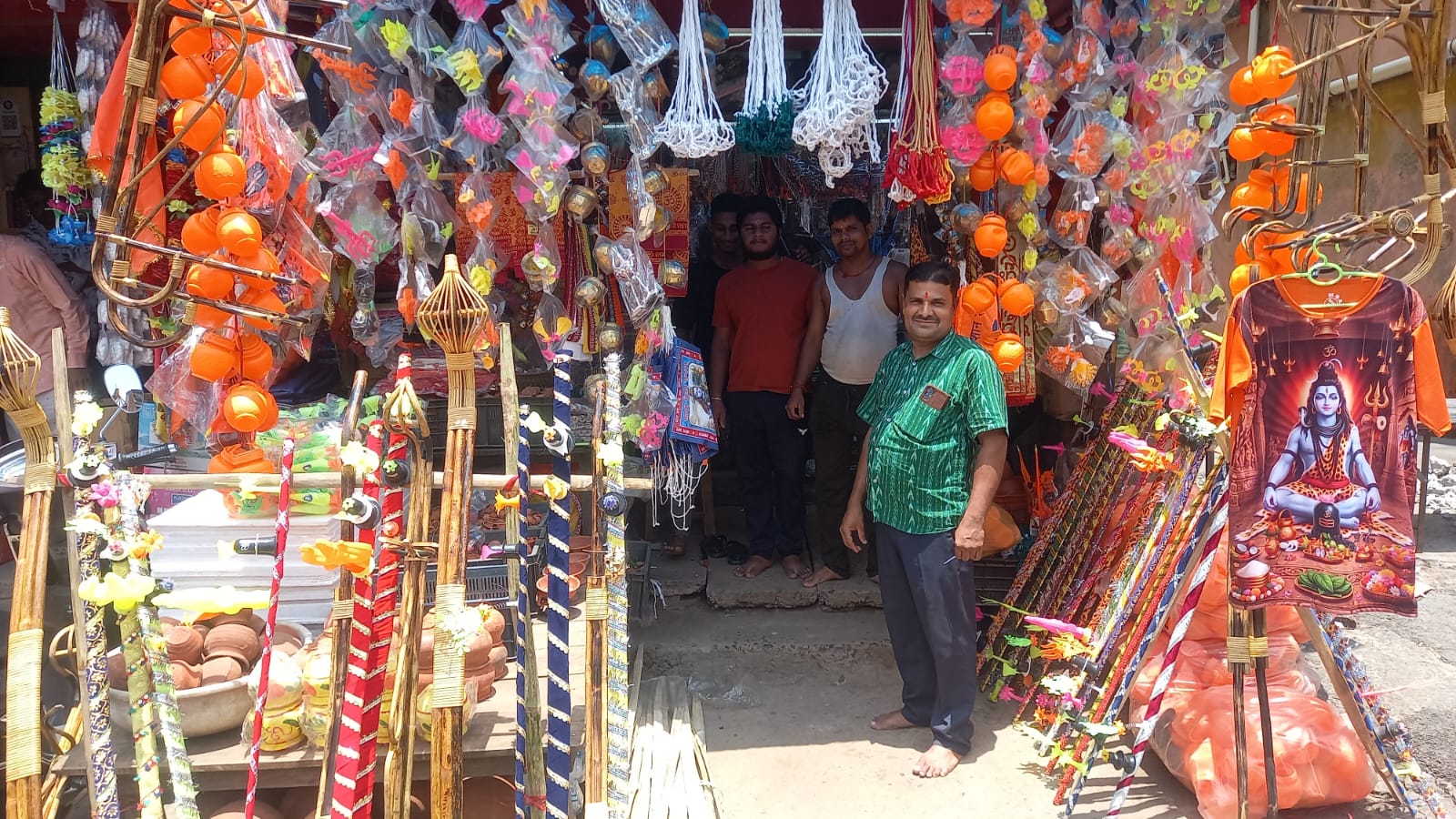 ଶ୍ରାବଣ ମାସରେ ଜମିଛି ପୂଜା ସାମଗ୍ରୀ ବଜାର, ବାହୁଙ୍ଗି କିଣିବାକୁ ଲୋକଙ୍କ ଭିଡ଼