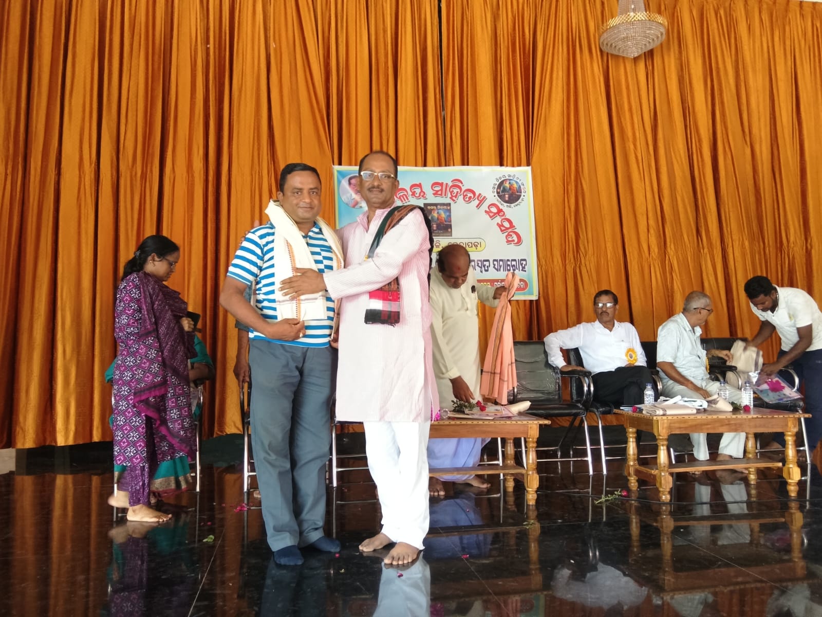 ସମାଜ ସେବି ଓ ସାମ୍ବାଦିକ ସରୋଜ ଙ୍କୁ ସମ୍ବର୍ଦ୍ଧିତ