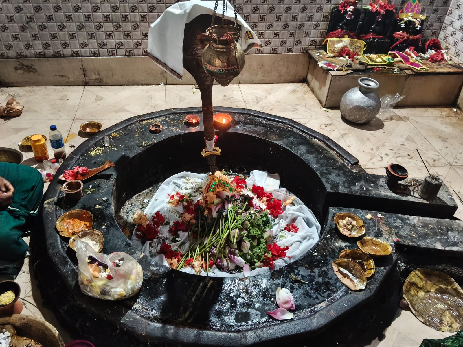 ପବିତ୍ର ଶ୍ରାବଣର ପ୍ରଥମ ପାଳିରେ ଶ୍ରୀ ଶ୍ରୀ କୁଣ୍ଡେଶ୍ୱର ମହାଦେବ ପୀଠରେ ଭକ୍ତଙ୍କ ଅପାର ସମାଗମ, ହର୍ଷୋଲ୍ଲାସରେ ଜଳାଭିଷେକ ଓ ଗୁଆ କଳସୀ ପୂଜା