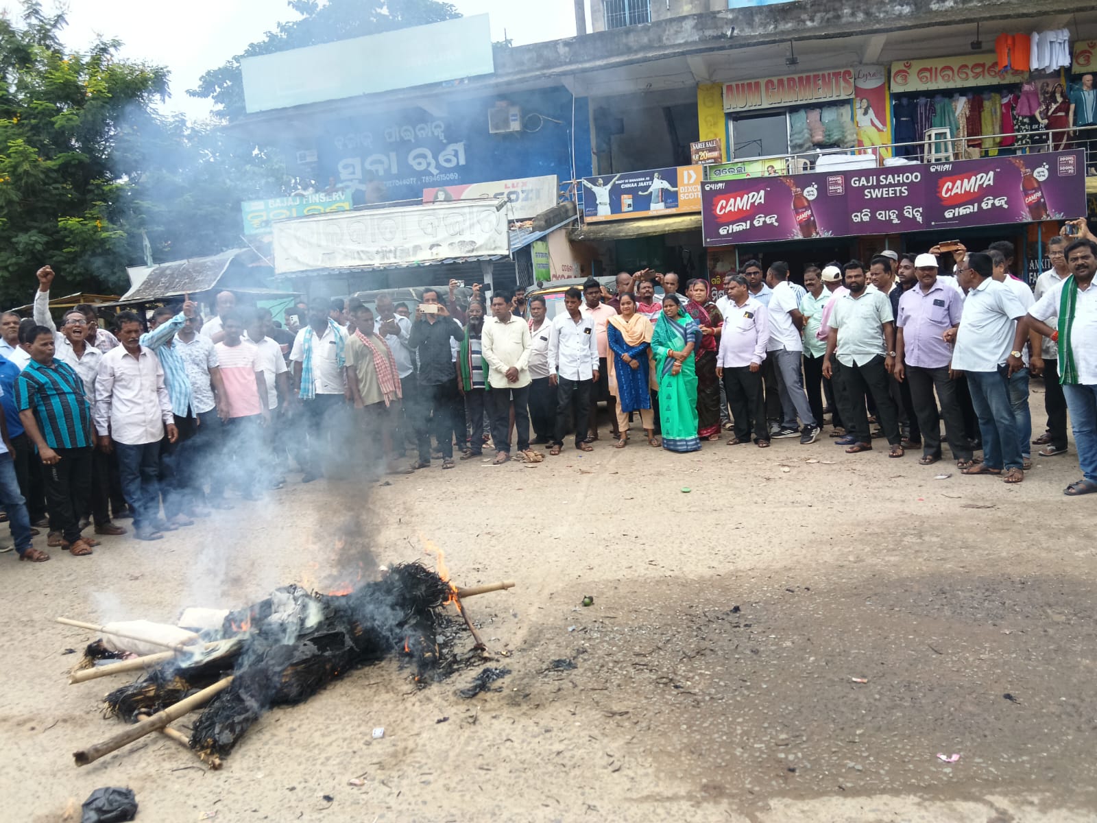 ମୁଖ୍ୟମନ୍ତ୍ରୀ ଓ ରାଜସ୍ୱ ମନ୍ତ୍ରୀଙ୍କ କୁଶପୁତ୍ତଳିକା ଦାହ କଲା ବିଂଝାରପୁର ବିଜେଡି