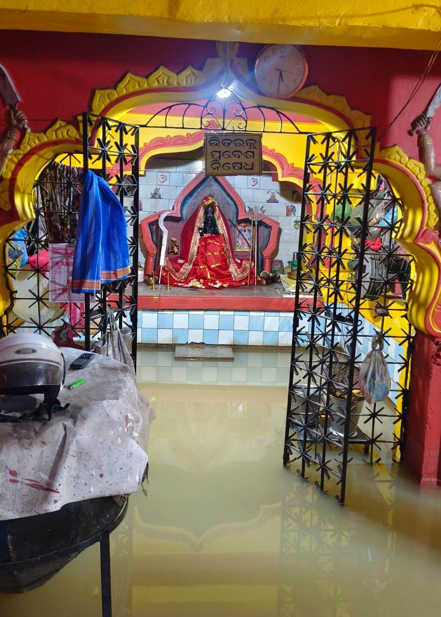 ଅସାରାଏ ବର୍ଷାରେ କୁମ୍ଭେଶ୍ୱରୀ ମନ୍ଦିରରେ ଆଣ୍ଠୁଏ ଆଣ୍ଠୁଏ ପାଣି