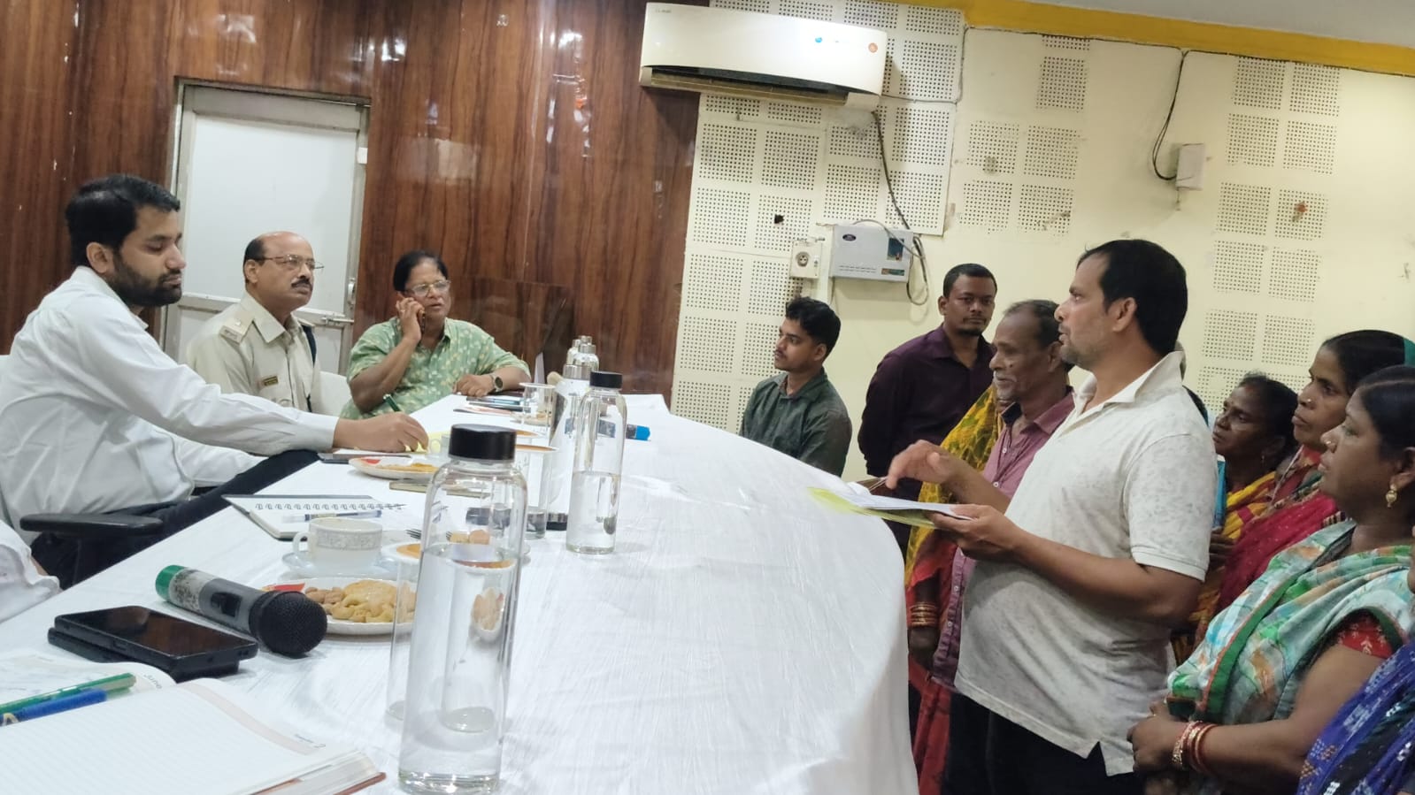 ଗରିବଙ୍କୁ ସରକାରୀ ଯୋଜନାରେ ସାମିଲ ଓ ହାଣ୍ଡିଧୁଆଁ – ବଳରାମ ପ୍ରସାଦ ରାସ୍ତା ଆଲୋକିକରଣ କରାଯିବା ନେଇ ଦାବୀପତ୍ର