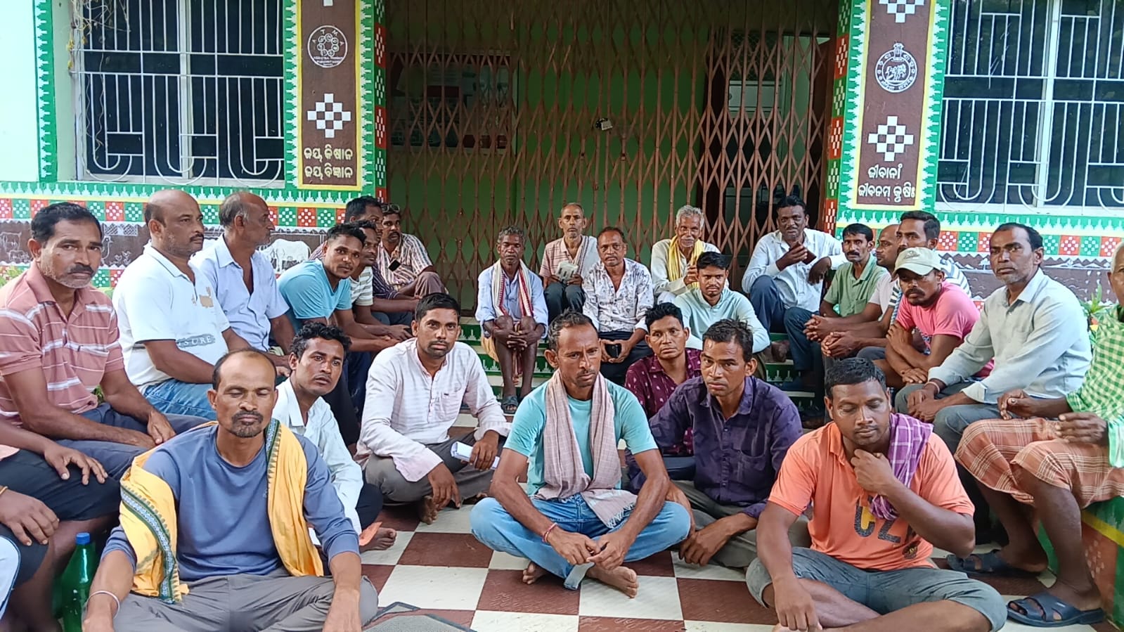 କୃଷି କାର୍ଯ୍ୟାଳୟ ରେ ତାଲା ପକାଇଲେ ଚାଷୀ
