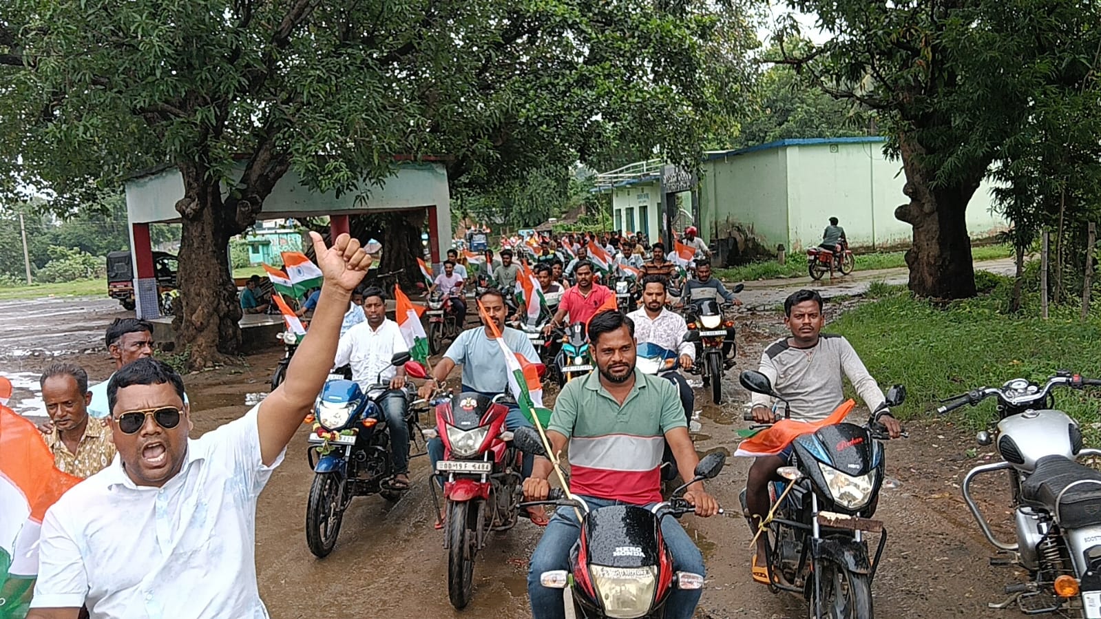 ଦୁଦୁରକୋଟରେ ଜୋରଦାର ତ୍ରିରଙ୍ଗା ଯାତ୍ରା: ଶହ ଶହ ଜନସାଧାରଣଙ୍କ ସହ ସାମିଲ ହେଲେ ନେତା ଓ କାର୍ଯ୍ୟକର୍ତ୍ତା