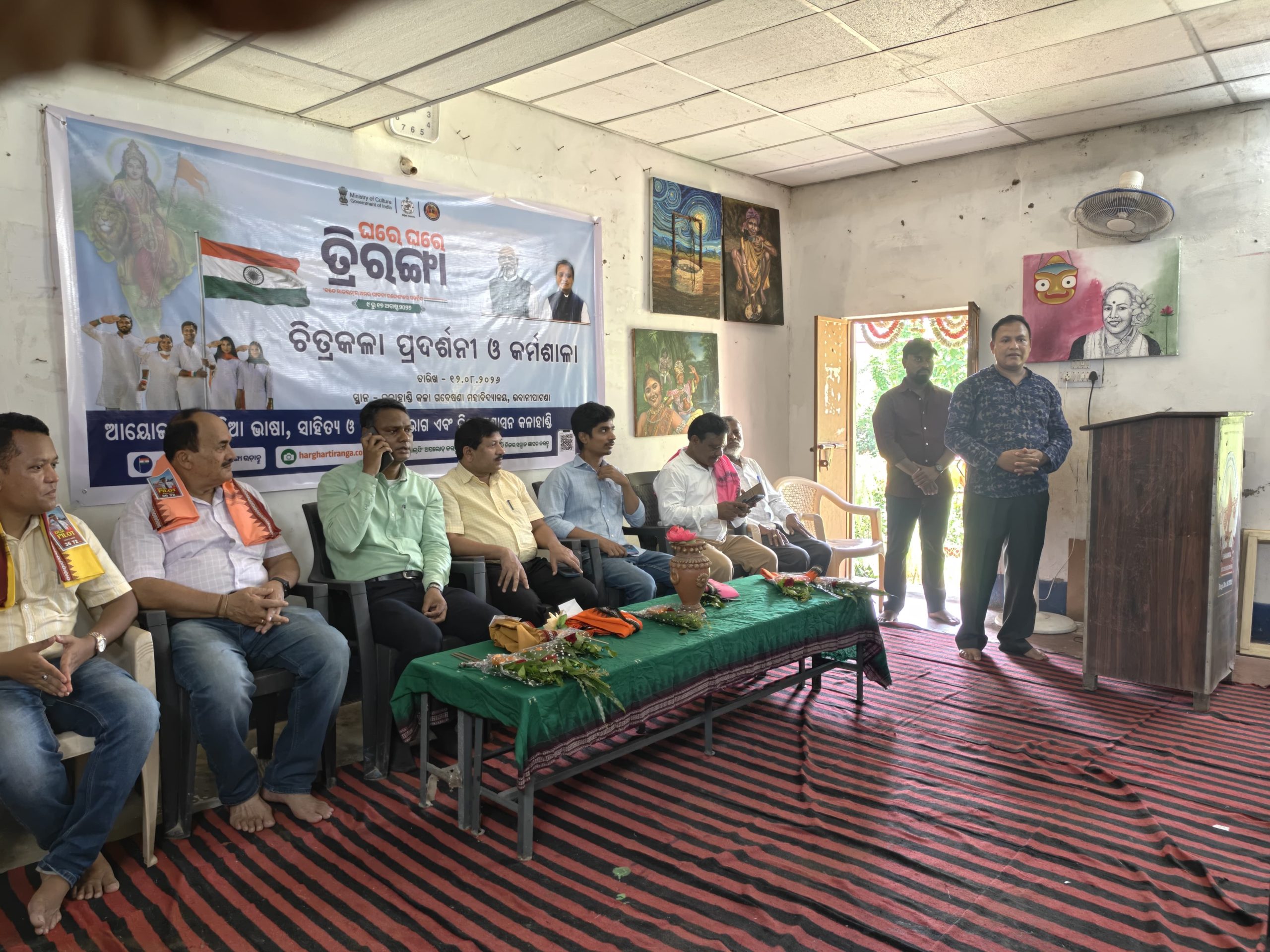 ଘରେ ଘରେ ତ୍ରିରଙ୍ଗା: କଳାହାଣ୍ଡିରେ ଦେଶପ୍ରେମର ରଙ୍ଗରେ ରଙ୍ଗିଲା ଚିତ୍ରକଳା କର୍ମଶାଳା