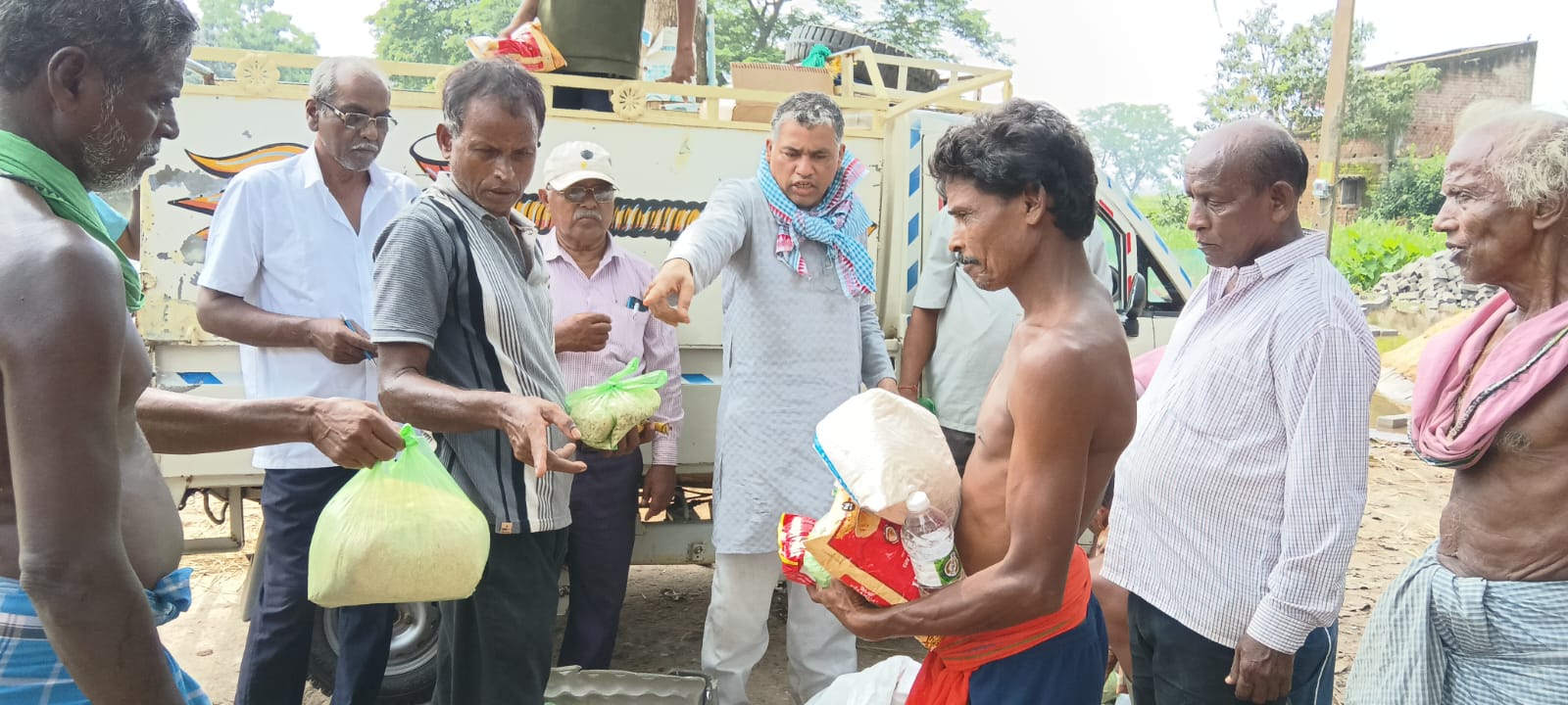 ବନ୍ୟା ବିପନ୍ନଙ୍କ ପାଖରେ ପହଞ୍ଚି ସହାୟତାର ହାତ ବଢାଇଲେ ଖରସ୍ରୋତା ପୁସ୍ତକ ମେଳା କମିଟି