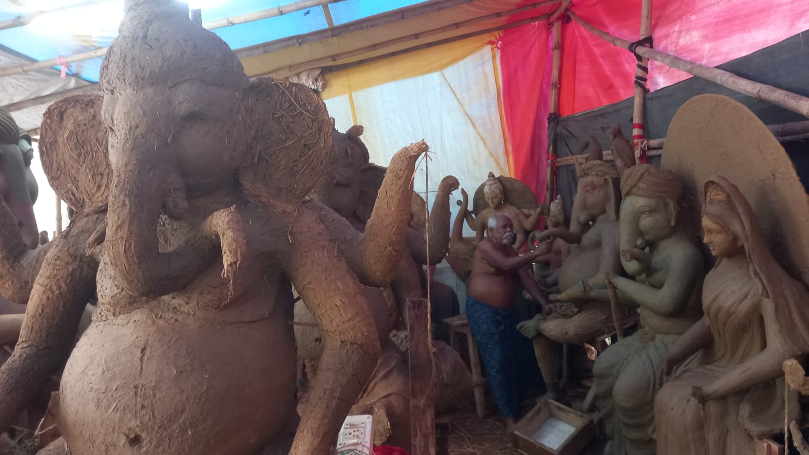 ଗଣେଶ ପୂଜା ପାଇଁ ମୂର୍ତ୍ତି ଗଢ଼ାରେ ବ୍ୟସ୍ତ କାରିଗର