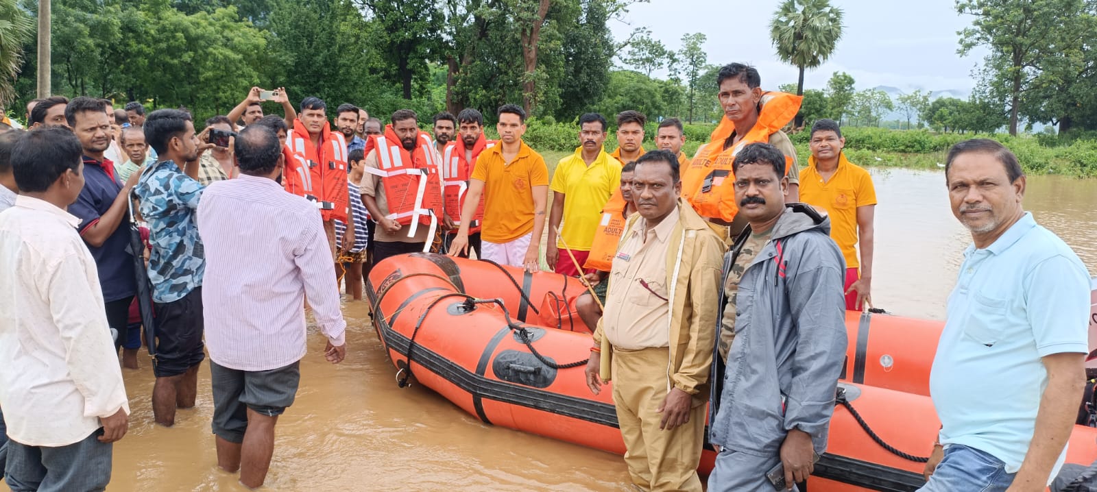 ବନ୍ୟା ଘେରରେ କାର୍ଲି ଗ୍ରାମର ଛ ଜଣ ଚାଷୀ ଫସି ଥିବା ବେଳେ ଅଗ୍ନି ସମ ଵିଭାଗ ପକ୍ଷରୁ ଉଦ୍ଧାର