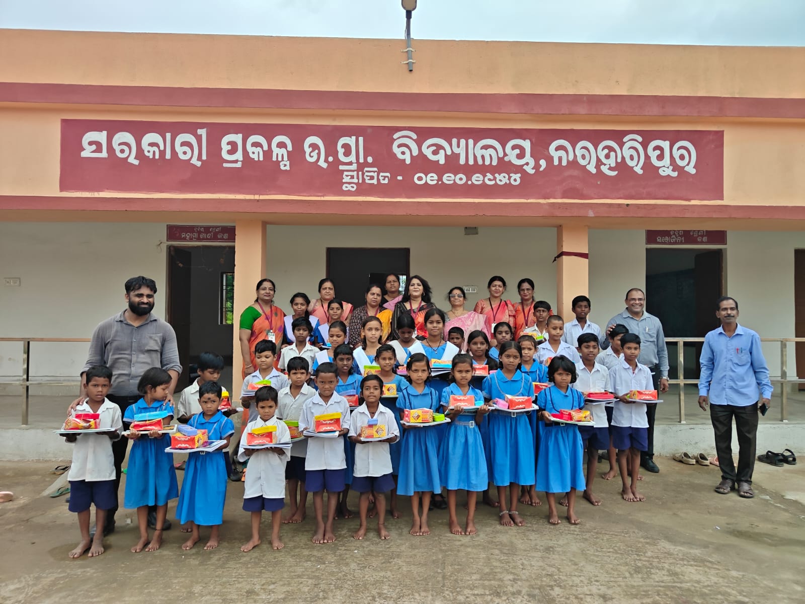 ଉଚ୍ଚପ୍ରାଥମିକ ବିଦ୍ୟାଳୟରେ ବୃକ୍ଷରୋପଣ