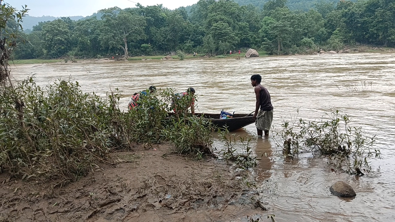 ଖଡ଼ଗ ନଦୀରେ ଡଙ୍ଗା ବୁଡି ଭାସିଗଲେ ଶଶୁର ଓ ବୋହୁ : ନିଖୋଜ ଛଅ ଜଣ ଉଦ୍ଧାର