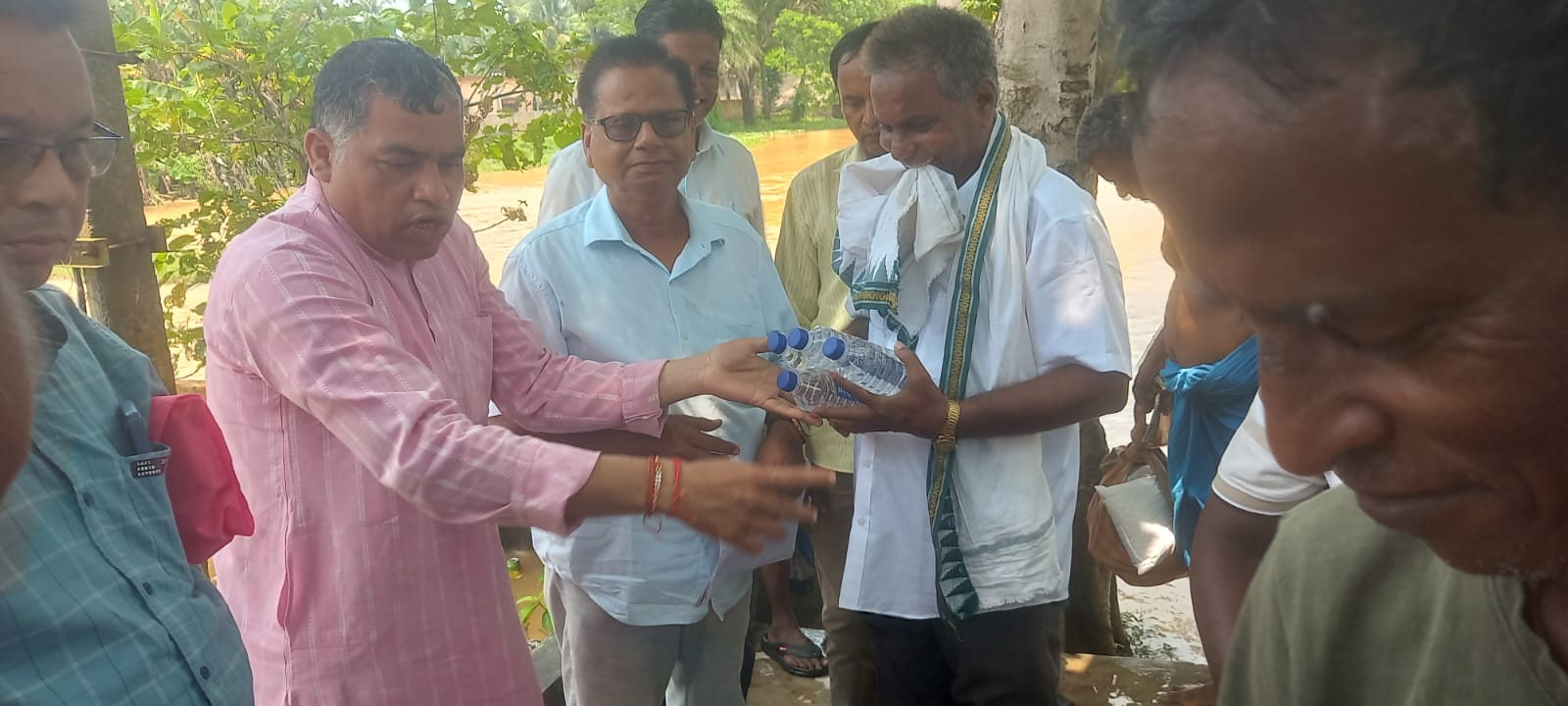 ଖରସ୍ରୋତା ପୁସ୍ତକ ମେଳା କମିଟି ଓ ରଜ ମହୋତ୍ସବ ଓ ପିପ୍ପୁଲଶ ଅନୁଷ୍ଠାନ ପକ୍ଷରୁ ବନ୍ୟା ଘେରରେ ଥିବା ବିପନ୍ନଙ୍କୁ ଶୁଖିଲା ଖାଦ୍ୟ ବଣ୍ଟନ