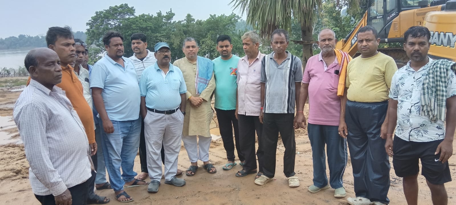 ବନ୍ୟା ଘେରରେ ଥିବା ଲୋକଙ୍କୁ ଶୁଖିଲା ଖାଦ୍ୟ ବଣ୍ଟନ