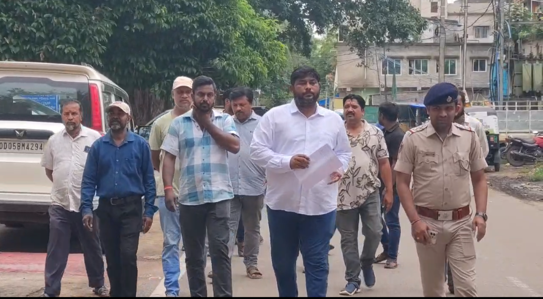 ଚୌଧୁରୀ ବଜାର ପୂଜା କମିଟି ବିବାଦ ତେଜ: ନ୍ୟାୟ ଓ ସୁରକ୍ଷା ଦାବିରେ ଡିଜିଙ୍କ ଦ୍ୱାରସ୍ଥ ହେଲେ ବାସିନ୍ଦା