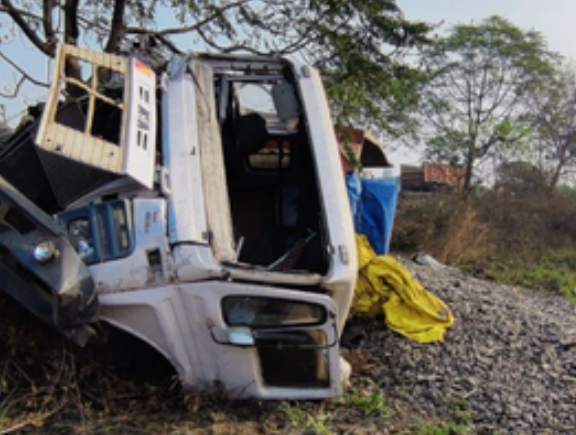 ଟ୍ରକ ଧକ୍କାରେ ଦେବୀ ମିଶ୍ର ଅଳ୍ପକେ ବର୍ତ୍ତିଗଲେ
