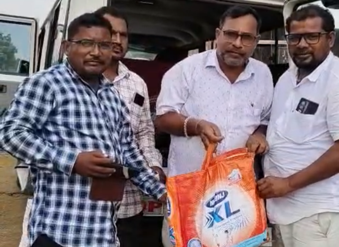 ବିକଳାଙ୍ଗ ମହିଳା ସତ୍ ମତି ମାଝୀଙ୍କୁ ଜନ ସମ୍ପର୍କ ସାମ୍ୱାଦିକ ସଂଘ ପକ୍ଷରୁ ରାସନ ସାମଗ୍ରୀ ପ୍ରଦାନ