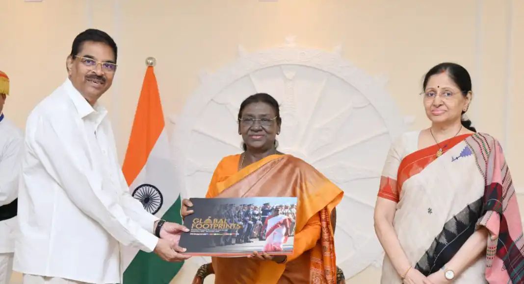 ରାଷ୍ଟ୍ରପତିଙ୍କୁ ଓଡ଼ିଶାର କଳା ଓ ପରମ୍ପରାର ସ୍ମାରକ ଉପହାର; ସମ୍ବଲପୁରୀ ଶାଢ଼ୀରୁ ତାରକସି ଗଣେଶ ପ୍ରତିମୂର୍ତ୍ତି ପର୍ଯ୍ୟନ୍ତ