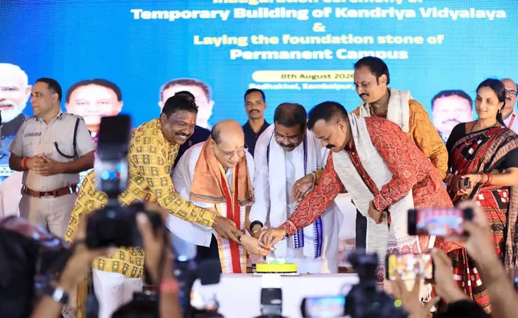 ବିଜେଡି ବିଧାୟକଙ୍କ ଜନ୍ମଦିନରେ ମଞ୍ଚ ଉପରେ କେକ୍ କାଟିଲେ ଧର୍ମେନ୍ଦ୍ର ପ୍ରଧାନ