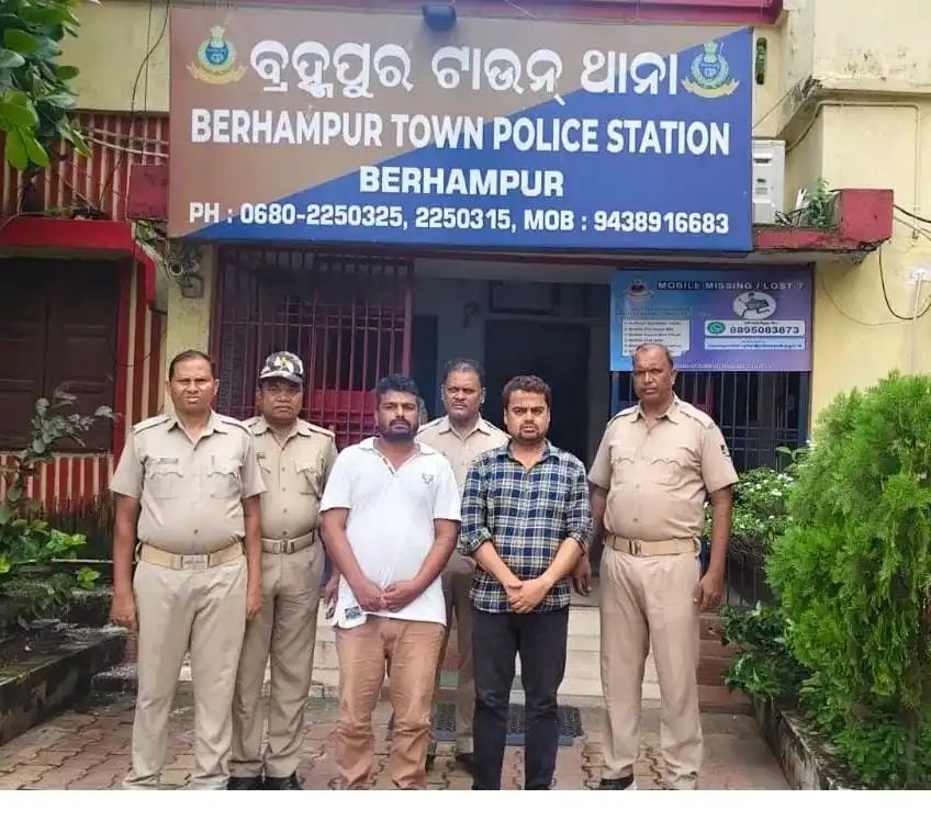 ନୋ-ଏଣ୍ଟ୍ରିରେ କାର ନେବାକୁ ମନା କରିବାରୁ ଟ୍ରାଫିକ ପୋଲିସଙ୍କୁ ମାଡ଼, ଦୁଇ ଗିରଫ