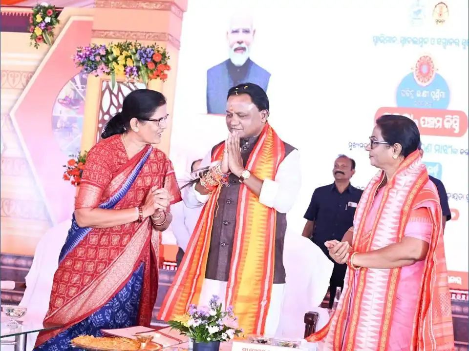 ସୁଭଦ୍ରା ମଞ୍ଚରେ ଭାଇ-ଭଉଣୀର ଭାବନା: ମୁଖ୍ୟମନ୍ତ୍ରୀଙ୍କ ହାତରେ ରାଖି ବାନ୍ଧିଲେ ବାଚସ୍ପତି ଓ ଉପମୁଖ୍ୟମନ୍ତ୍ରୀ