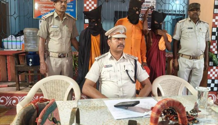 ଭଣ୍ଡ ବାବା ବେଶରେ ଲୁଟ୍‌ ଅଭିଯୋଗ: ମହିଳାଙ୍କ ସୁନା ଚୁଡ଼ି ଛଡ଼ାଇ ନେଉଥିବା ବେଳେ ୩ ଗିରଫ