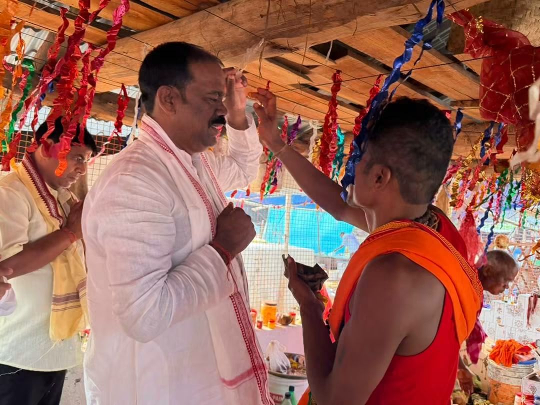ପାଟକୁମୁଣ୍ଡାରେ ନୂଆଁଖାଇ ଉତ୍ସବ: ଭାଲୁଖାଇଢିପରେ ମା’ ସମଲେଶ୍ୱରୀଙ୍କ ଦର୍ଶନ କଲେ ଛେଣ୍ଡିପଦା ବିଧାୟକ ଅଗସ୍ତି ବେହେରା, ଭବ୍ୟ ମନ୍ଦିର ନିର୍ମାଣ ପାଇଁ ବିଧାୟକ ପାଣ୍ଠିରୁ ଅନୁଦାନ