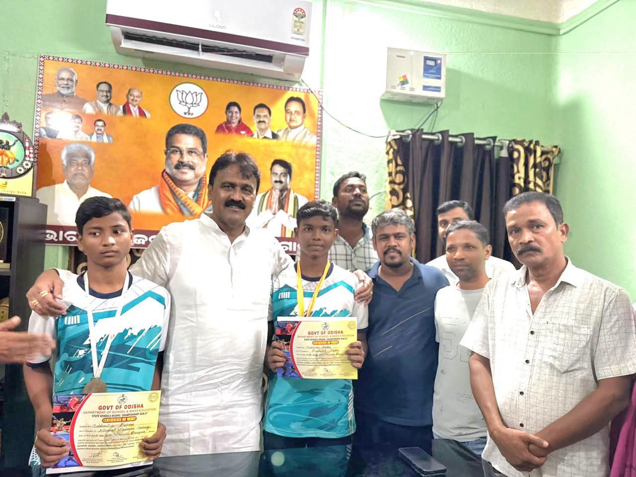 ଉଷୁରେ ଚମକିଲେ ଅନୁଗୋଳର ଦୁଇ ଛାତ୍ର, ଶୁଭମ୍‌ଙ୍କୁ ସ୍ୱର୍ଣ୍ଣ ଓ ଶୁଭାଶିଷଙ୍କୁ ବ୍ରୋଞ୍ଜ; ଉଭୟ ଖେଳାଳିଙ୍କୁ ଶୁଭେଚ୍ଛା ଜଣାଇଲେ ବିଧାୟକ ପ୍ରତାପ ଚନ୍ଦ୍ର ପ୍ରଧାନ