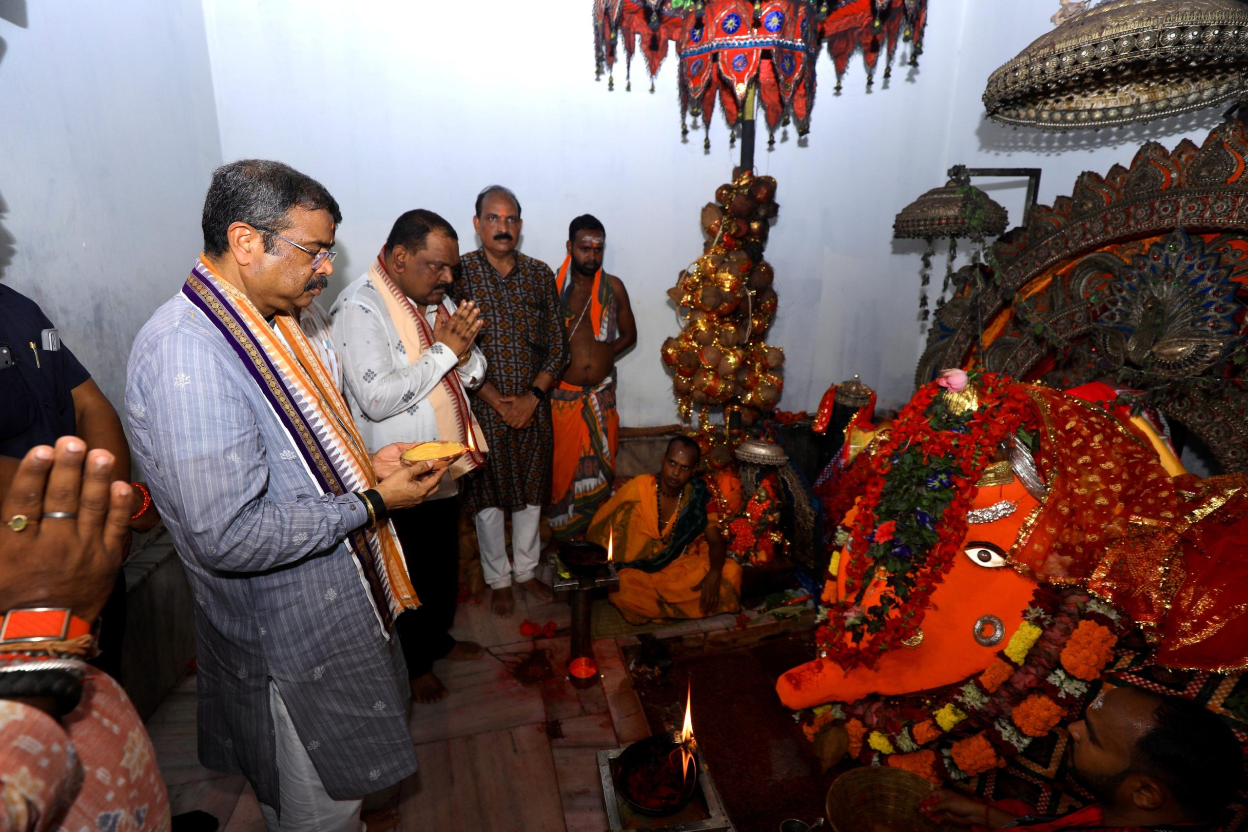 ନୂଆଁଖାଇ ପର୍ବରେ ମା’ ସମଲେଇଙ୍କ ଦର୍ଶନ କଲେ କେନ୍ଦ୍ରମନ୍ତ୍ରୀ ଧର୍ମେନ୍ଦ୍ର ପ୍ରଧାନ; ରାଜ୍ୟବାସୀଙ୍କ ସୁଖ-ଶାନ୍ତି ଓ ସମୃଦ୍ଧି କାମନା