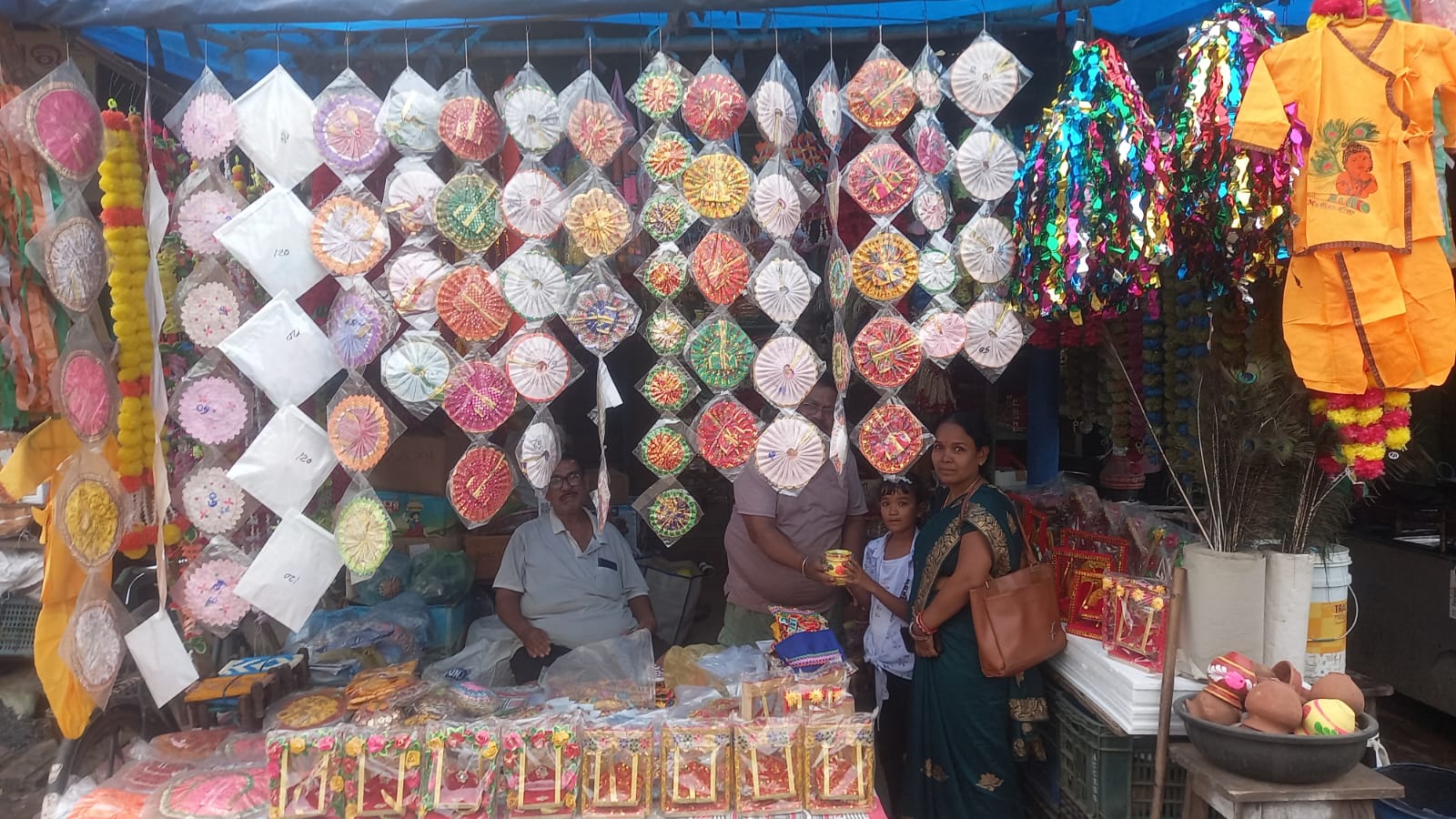ଜନ୍ମାଷ୍ଟମୀ ପାଇଁ ଢେଙ୍କାନାଳ ବଜାରରେ ବଢୁଛି ପୂଜା ସାମଗ୍ରୀର ଚାହିଦା