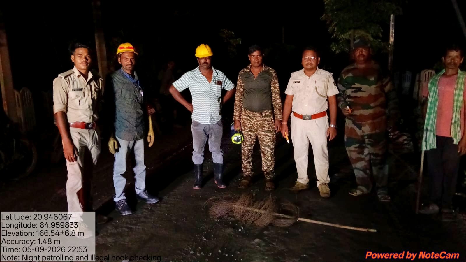 ରାତିରେ ବେଆଇନ ବିଦ୍ୟୁତ ହୁକିଂ ଧରିଲା ବନ ବିଭାଗ: ତାର, କାଠ ଓ କାଚ ବୋତଲ ଜବତ