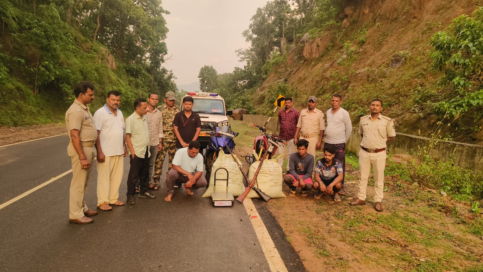 ଗଞ୍ଜେଇ ସହ ଦୁଇଟି ଦେଶୀ ନିର୍ମିତ ବନ୍ଧୁକ, ବାଇକ ଜବତ : ତିନି କୁଖ୍ୟାତ ଡକାୟତ ଗିରଫ