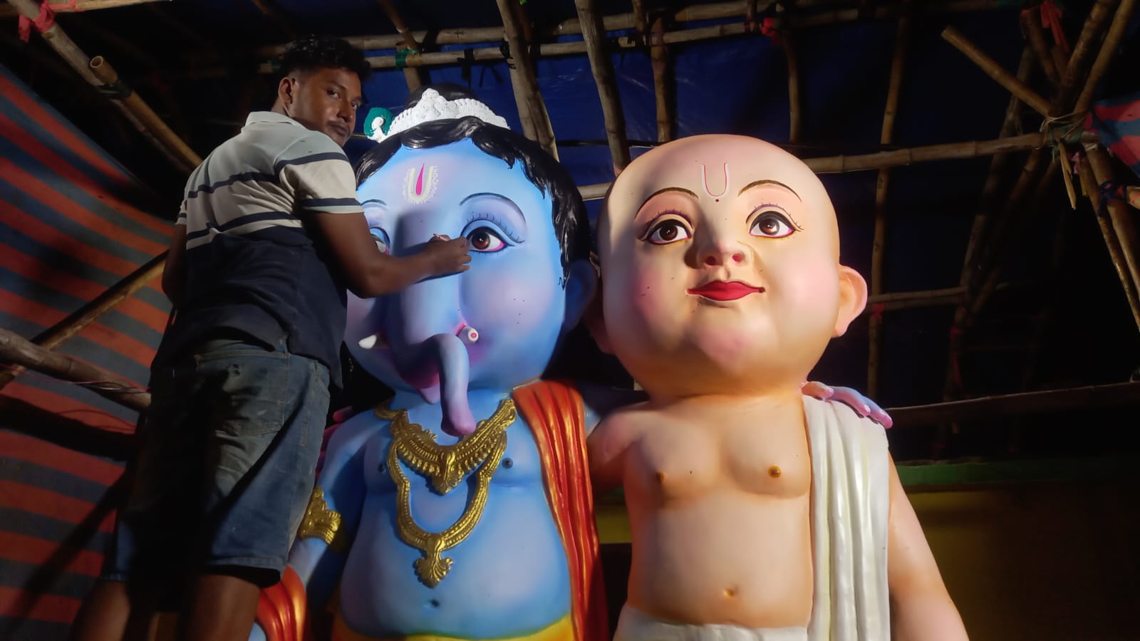 ଶ୍ରୀକୃଷ୍ଣଙ୍କ ବେଶରେ ଗଣେଶ, ପାଖରେ ସୁଦାମା ! ନିଆରା ଢଙ୍ଗରେ ଗଣେଶ ମୂର୍ତ୍ତି, ଚର୍ଚ୍ଚାରେ ବ୍ଲୁ ଷ୍ଟାର କ୍ଲବ୍