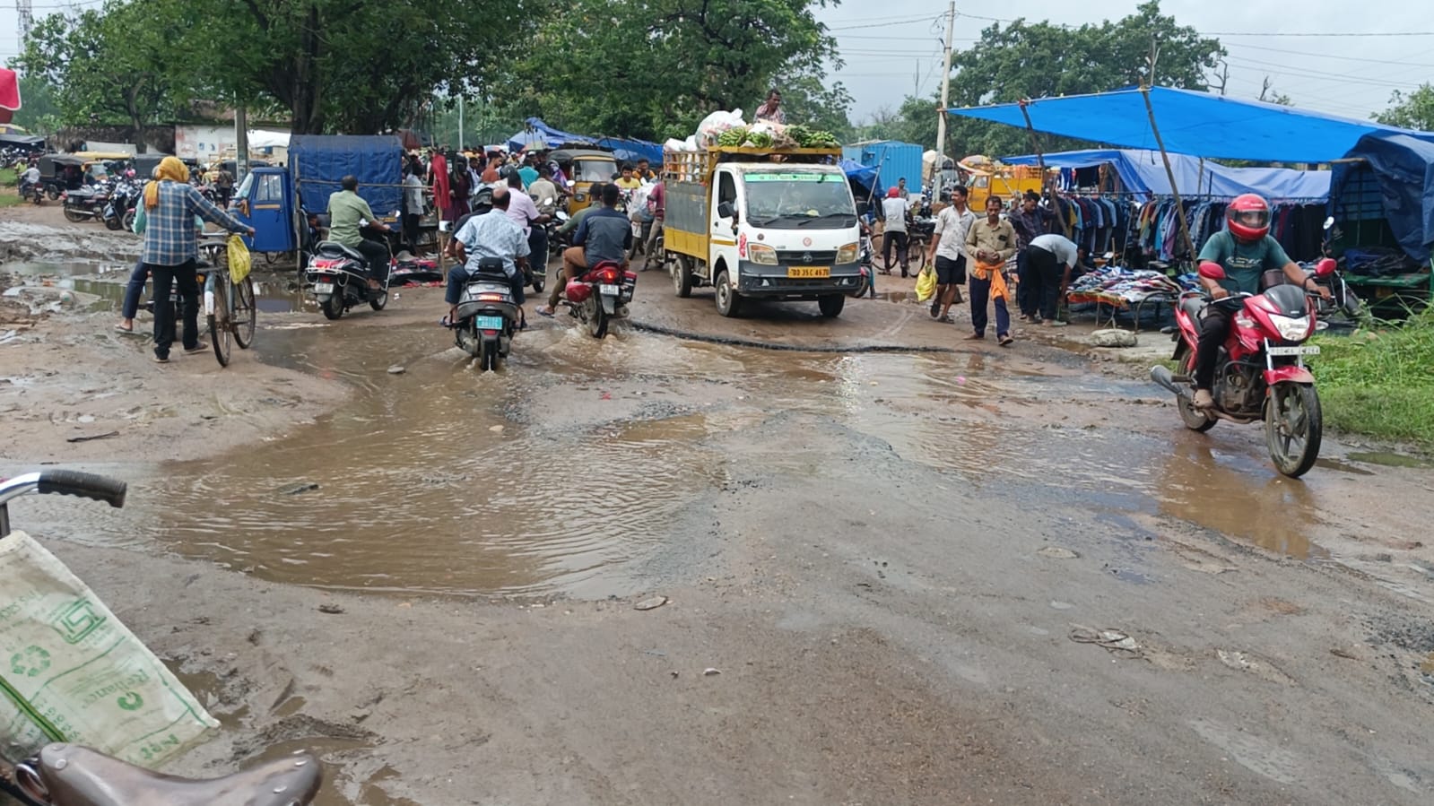 ପାଣି କାଦୁଅ ରେ ଚାଲିଛି ହାଟ : ତାଳଚେର