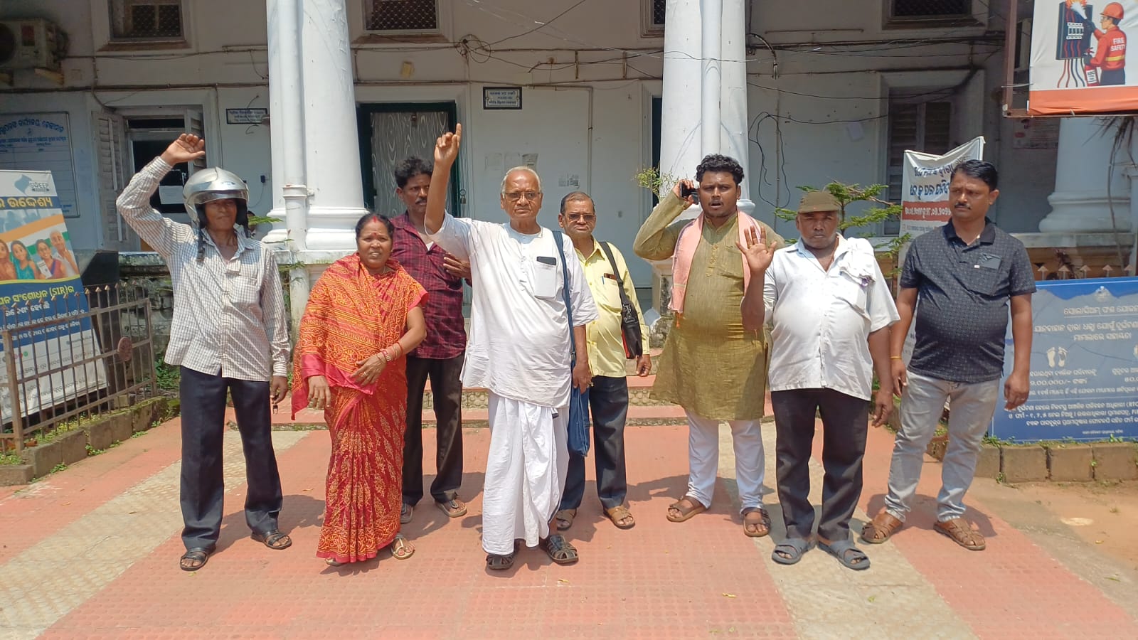 ପାଠ୍ୟପୁସ୍ତକ ତ୍ରୁଟିକୁ ନେଇ ଗଣସତ୍ୟାଗ୍ରହ: ମନ୍ତ୍ରୀଙ୍କ ଇସ୍ତଫା ଓ ନୂଆ ବହି ଦାବି
