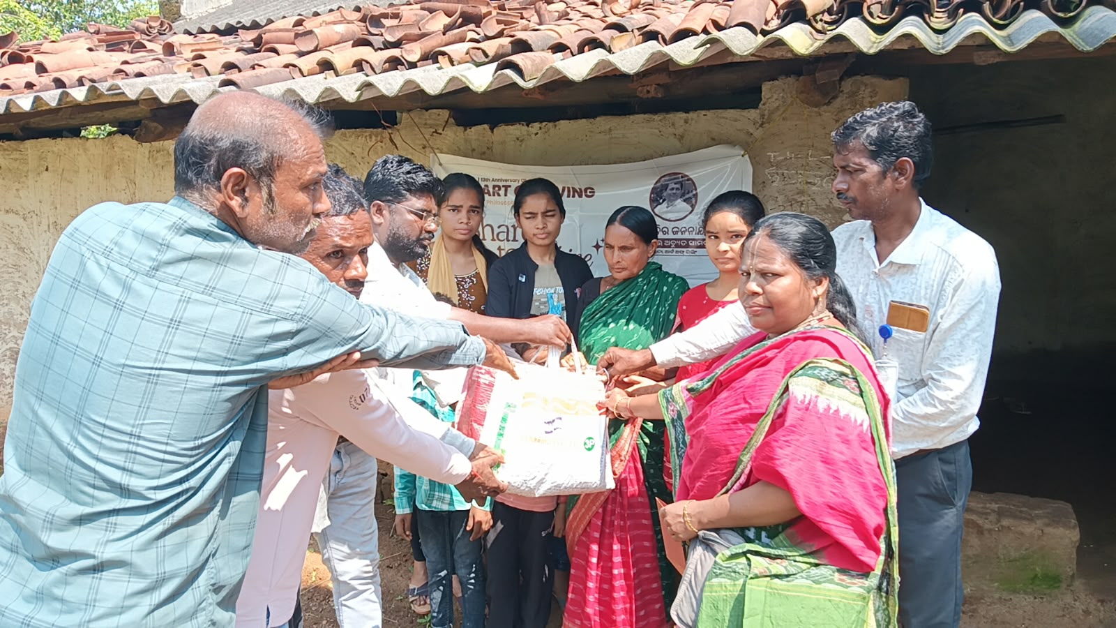 ଆର୍ଟ ଅଫ ଗିଭିଂ ପରିବାର ତରଫରୁ ଅସହାୟ ପରିବାର କୁ ନୁଆଁଖାଇ ଭେଟି