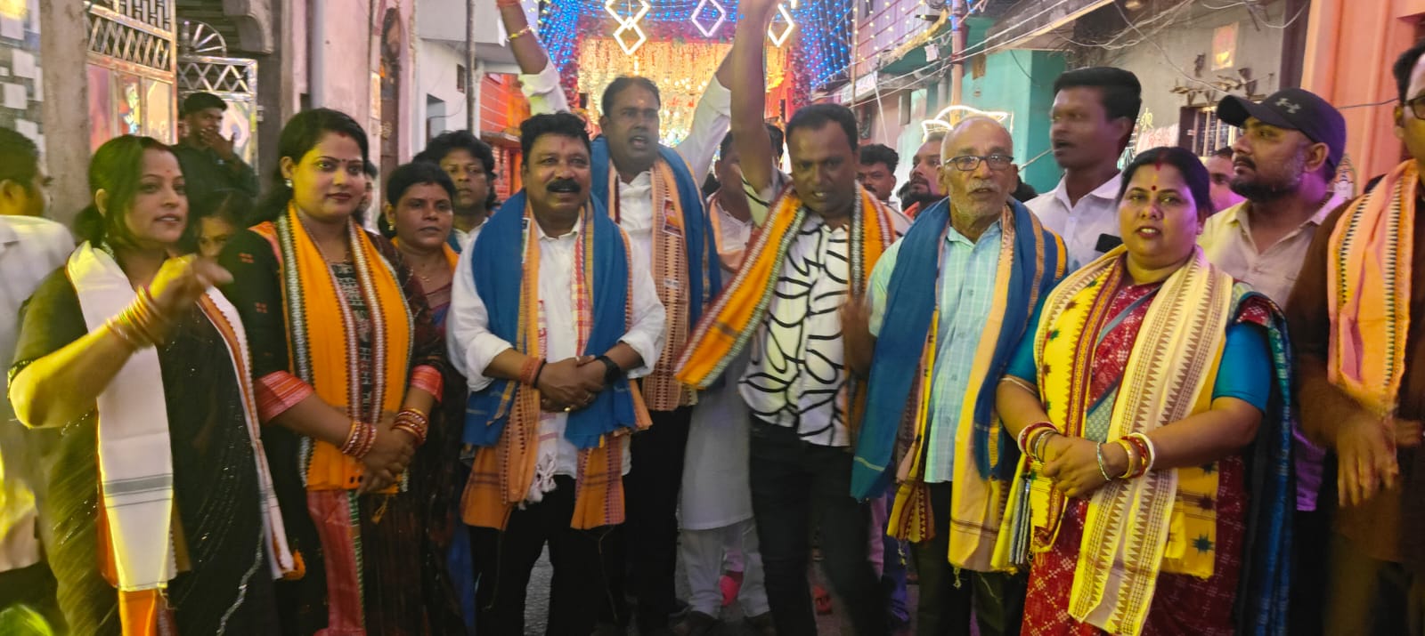 ତାଳଚେର ପ୍ରସିଦ୍ଧ ଗଣେଶ ପୂଜାରେ ସହର ଲୋକାରଣ୍ୟ ଏଵଂ ଏହି ଭିଡ଼ ଭିତରେ ବିଜେପି ନେତା ଓ ନଗର ପାଳ ବୁଲିଲେ ପୂଜା ମଣ୍ଡପ