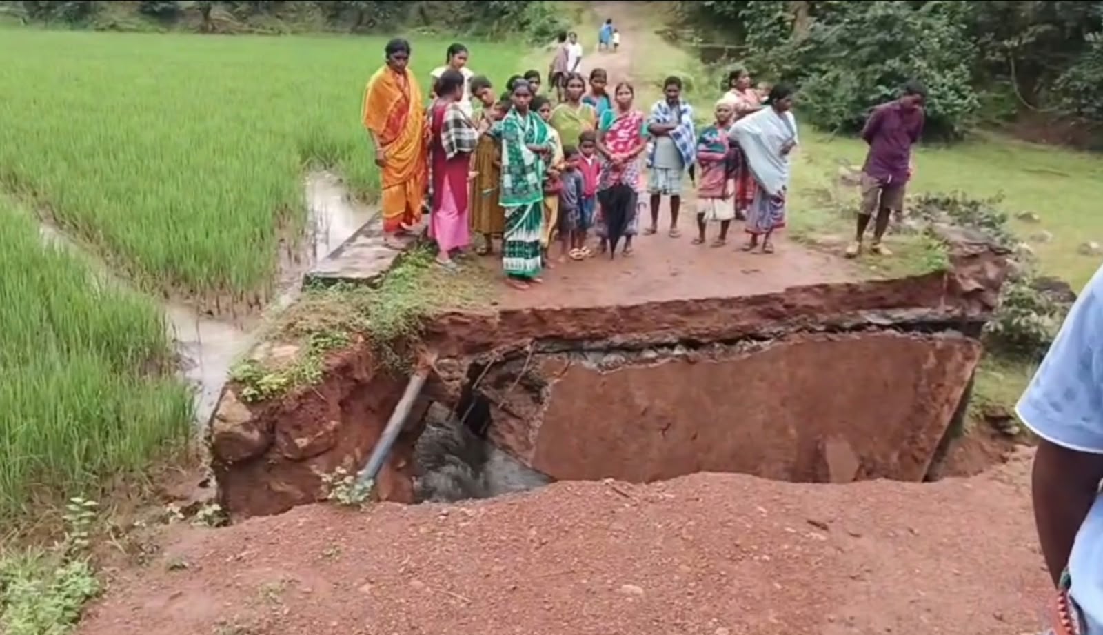 ଲଗାଣ ବର୍ଷାରେ ଭୁଶୁଡ଼ିଲା ସିଙ୍ଗମିଲା ଗାଁର ଛୋଟ ପୋଲ, ବାହ୍ୟ ଜଗତରୁ ବିଚ୍ଛିନ୍ନ ଗ୍ରାମବାସୀ