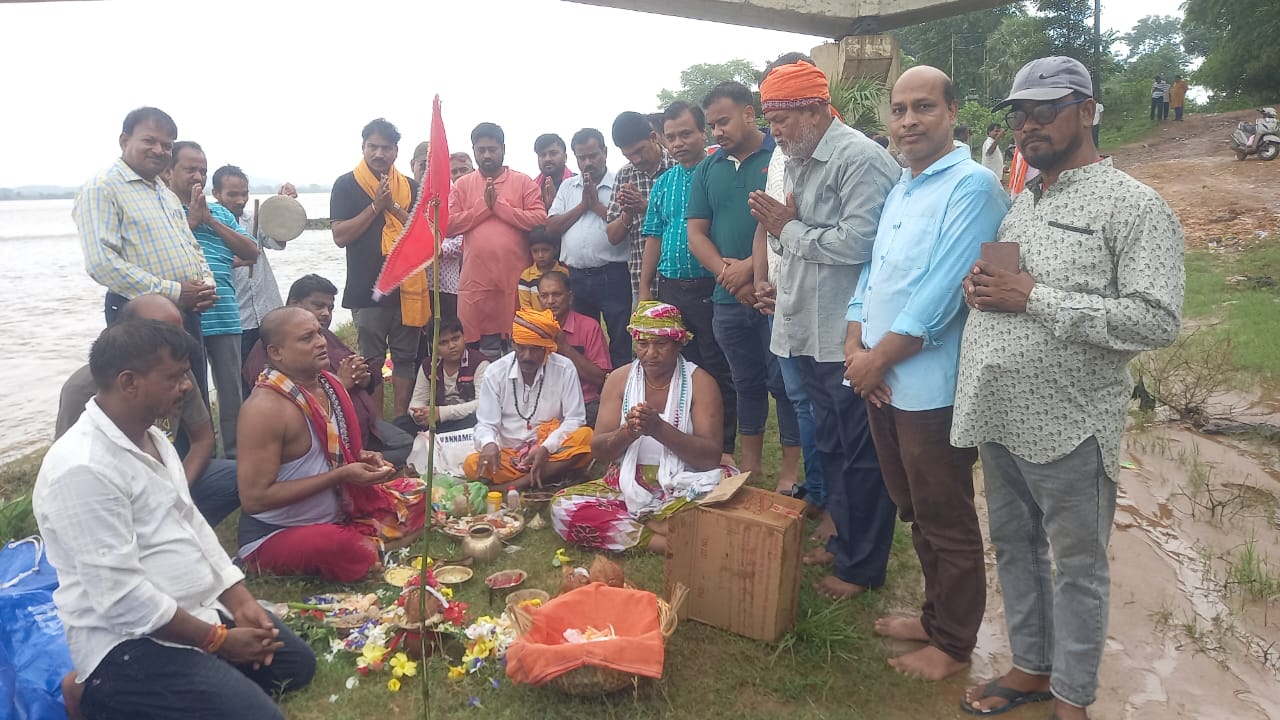 ପଦ୍ମ ବଜାର ମହାଲକ୍ଷ୍ମୀଙ୍କ ମୃଣ୍ମୟୀ ମୂର୍ତି ନିର୍ମାଣ ପାଇଁ ମାଟି ଅନୁକୂଳ