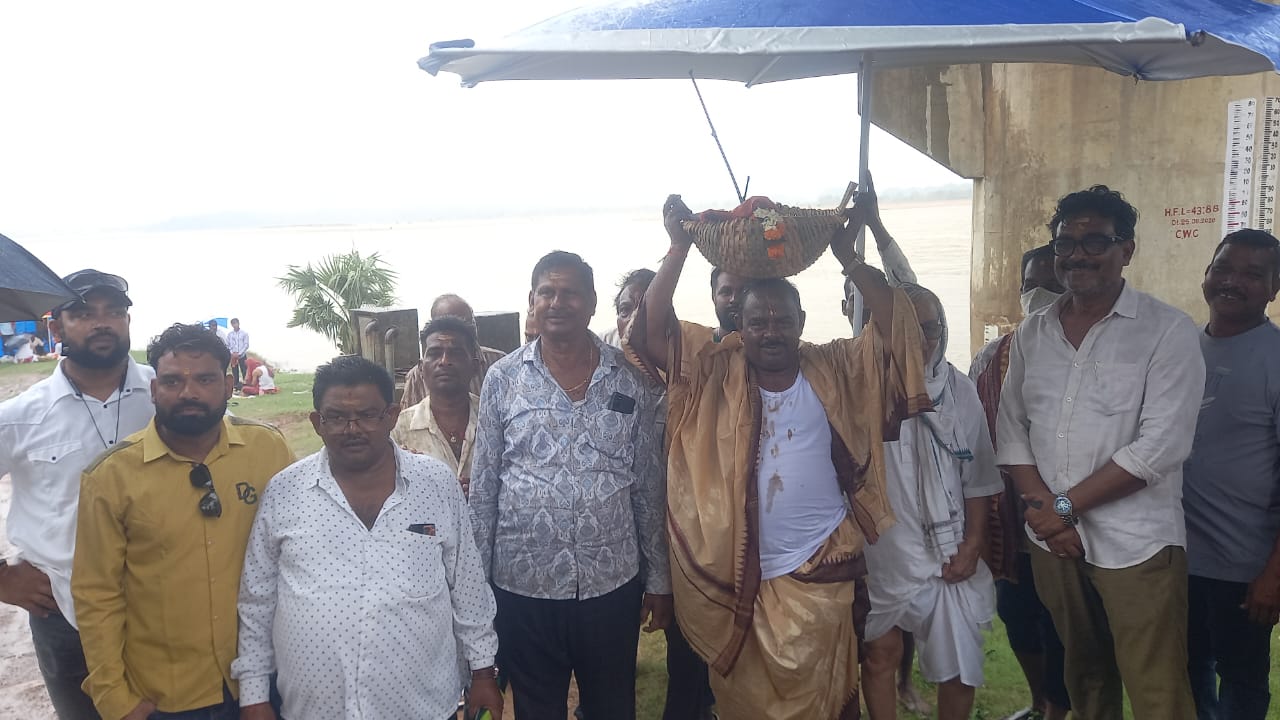 ଲକ୍ଷ୍ମୀବଜାର ମହାଲକ୍ଷ୍ମୀ ପୂଜା ପ୍ରତିଷ୍ଠାନ ପକ୍ଷରୁ ମୃଣ୍ମୟୀ ମୂର୍ତି ନିର୍ମାଣ ପାଇଁ ମୃତିକା ଅନୁକୂଳ