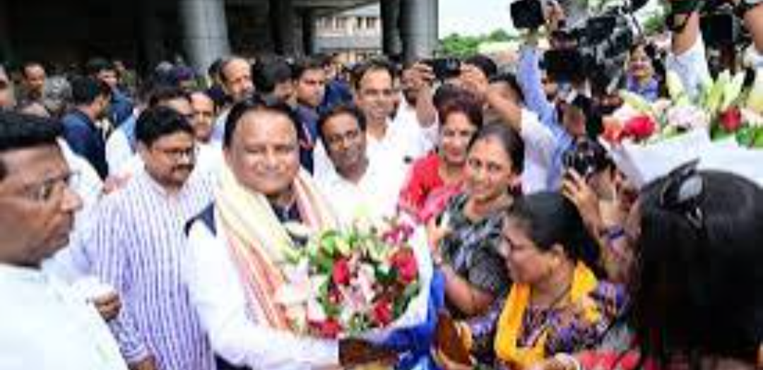 ୟୁଏଇରୁ ୨.୪୩ ଲକ୍ଷ କୋଟିର ନିବେଶ ପ୍ରସ୍ତାବ ଆଣି ଫେରିଲେ ମୁଖ୍ୟମନ୍ତ୍ରୀ