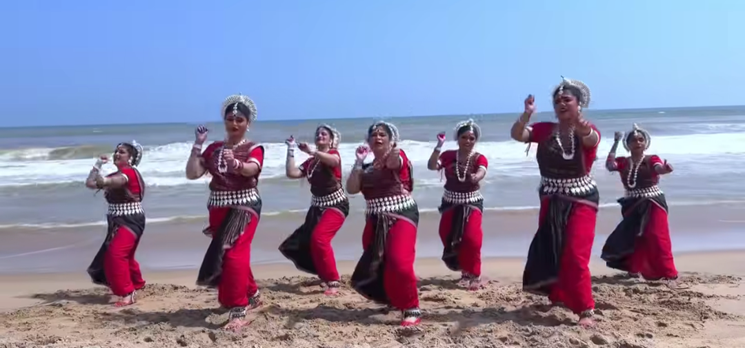 ସମୁଦ୍ର କୂଳରେ ସୋନପୁର ମହିଳା ଗ୍ରୁପଙ୍କ ନୃତ୍ୟ: ସୋସିଆଲ ମିଡିଆରେ ଭାଇରାଲ ‘ମୋ ଜଗା କାଳିଆ’ ଭଜନ