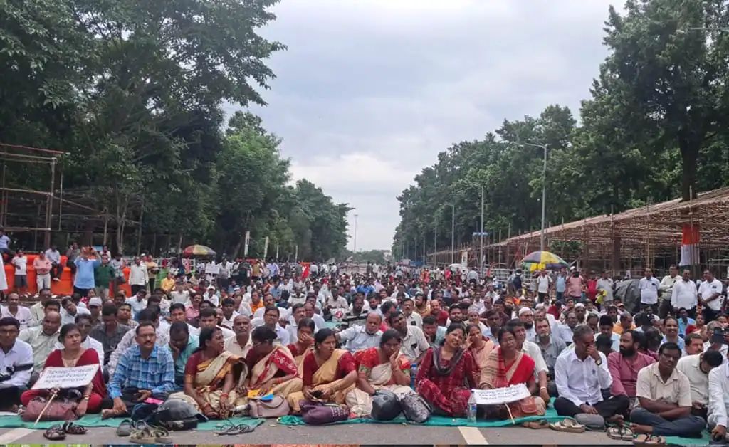 ଦାବି ପୂରଣ ନହେଲେ ଆନ୍ଦୋଳନ ତୀବ୍ର: ଗାନ୍ଧୀମାର୍ଗରେ ୧୮ ଦିନ ଧରି ଶିକ୍ଷକ-କର୍ମଚାରୀଙ୍କ ଧାରଣା